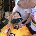 tadej pogacar signeert gele truien