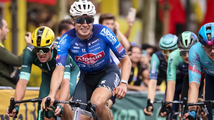 Jasper Philipsen tijdens de laatste etappe