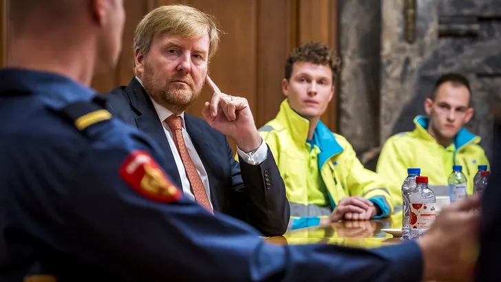 Koning naar Rotterdam, praat met hulpdiensten 