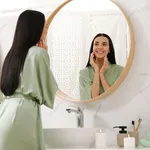 Een vrouw die haar gezicht en lichaam verzorgd - retinol