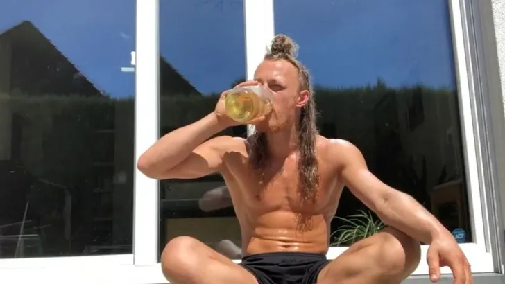 Duitser drinkt elke dag 3,5 liter van zijn eigen pis 
