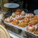 Foto van bakkerij-etalage met pistache croissantjes.