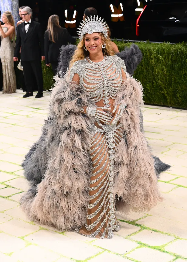 Beyoncé in Olivier Rousteing tijdens het Met Gala 