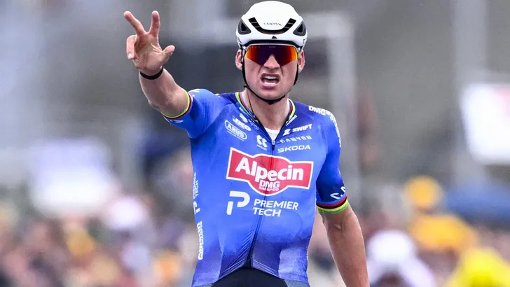 Mathieu van der Poel heeft op bizarre wijze de E3 Saxo Classic gewonnen. Het kostte bloed, zweet en tranen, maar hij voltooide de trilogie.