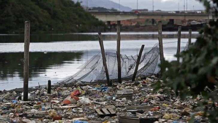 epa04330914 Garbage lies on the containment barrier of the project developed by biologist Mario Mos…