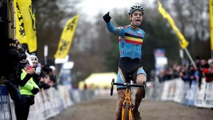 Van Aert klopt Van der Poel met gemak