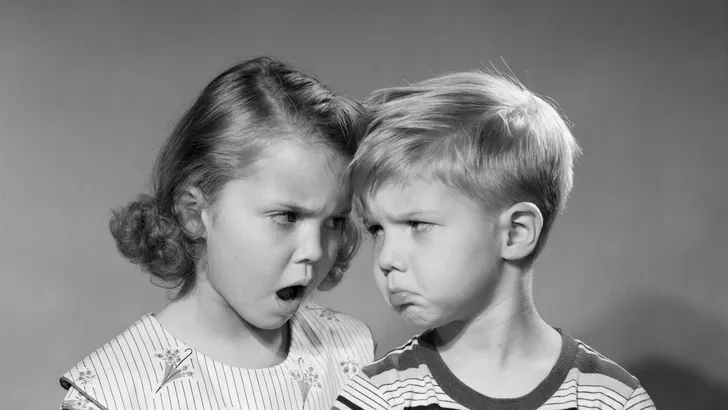 Onderzoek: volwassen broers en zussen kibbelen ook (en dít is waarover)