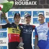Wout van Aert verbaast zichzelf in Parijs-Roubaix: 'Toen Van Baarle voorop kwam had ik daar wel schrik van, je weet dat hij niet stilvalt'