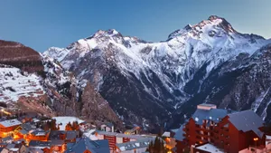 Iedereen gaat naar Val d’Isère, maar op slechts een kwartier rijden vind je een ski-oord waar alles anders voelt