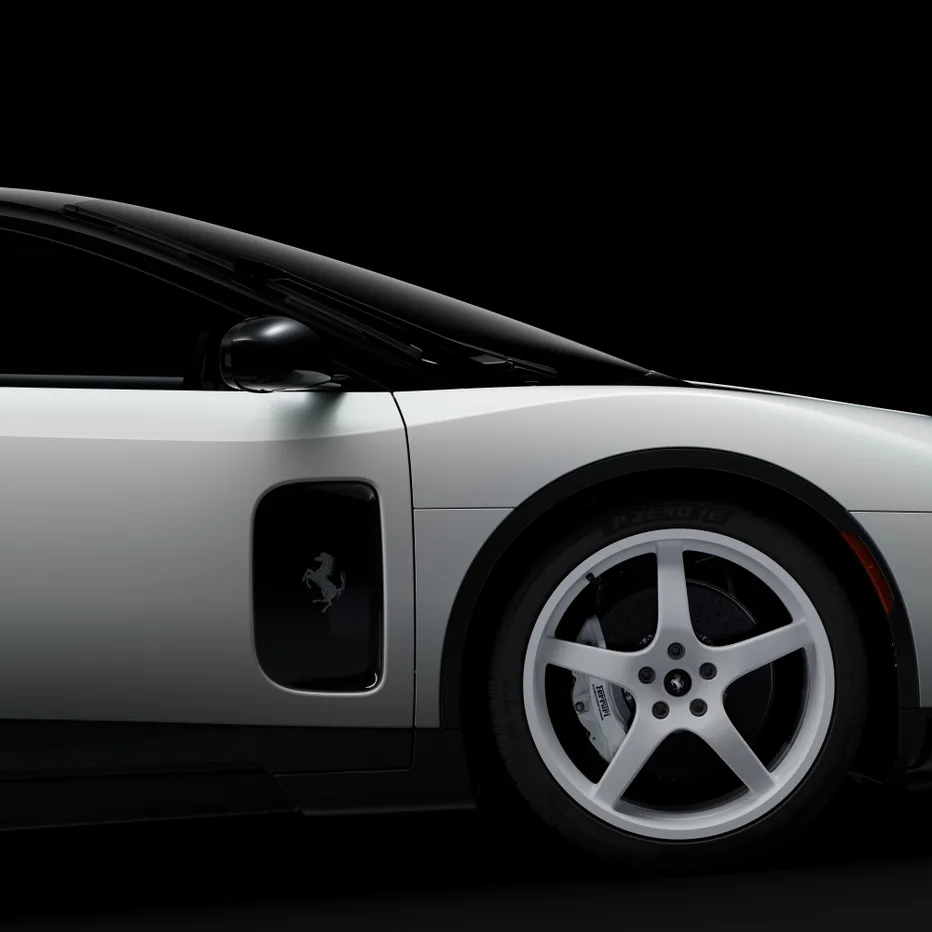 Voorwiel en zijpaneel van witte Ferrari Luce Chassis 0