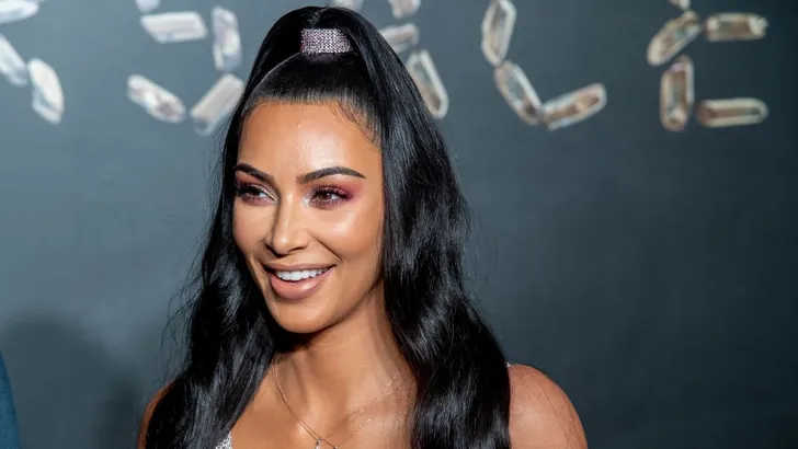 Plaatje Praatje: Kim Kardashian die glas champagne balanceert op derrière