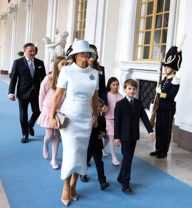 Prinses Sofia, is that you? De echtgenote van prins Carl Philip ging voor een opmerkelijk, mysterieus sfeertje. (Beeld: NL Beeld)