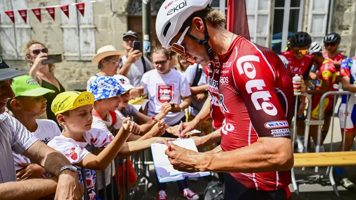 Huub Artz deelt handtekeningen uit
