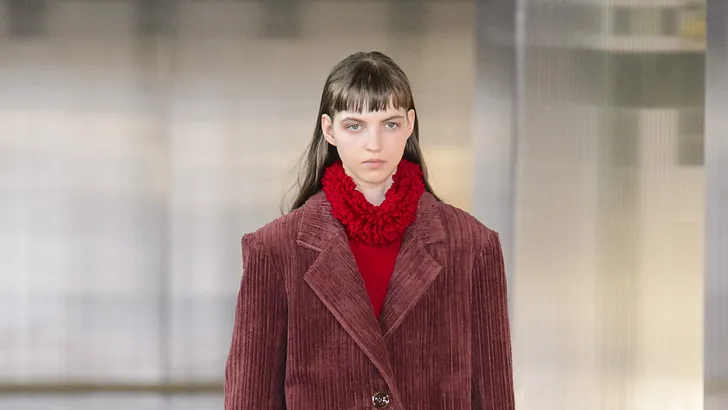 Shop: met deze fluwelen mode-items waan je je zo in 'That 70's Show'