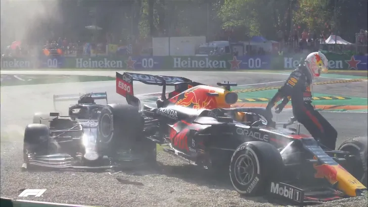 Chaos! Hamilton en Verstappen knallen elkaar van de baan af op Monza!