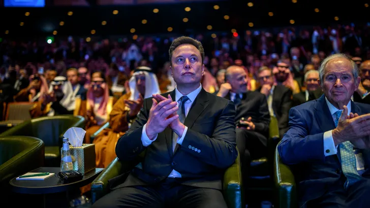 Elon Musk doorbreekt grens van 800 miljard dollar en degradeert concurrentie