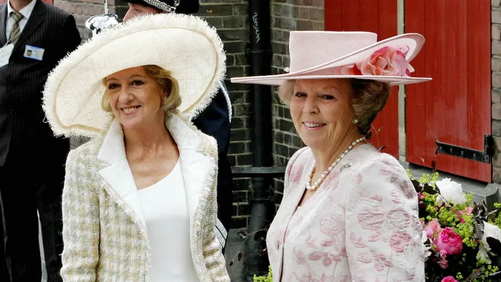 María Carmen del Cerruti, koningin Máxima's moeder, met toenmalig koningin Beatrix bij de doop van prinses Amalia, in 2004.