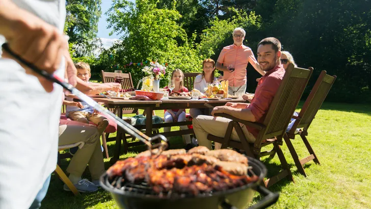 Stop met schrobben: de geniale keukentruc voor een blinkend schoon BBQ-rooster