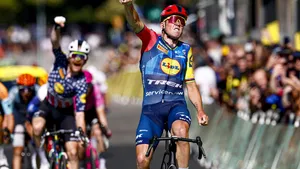 Mads Pedersen juicht en wint vierde etappe Tour 2026, met een juichende Quinn simmons in de achtergrond.