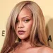 beschadigd haar - Zangeres Rihanna met blond haar