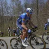 Video | Bizar: ploegleidersauto BikeExchange rijdt Pieter Serry zomaar van de sokken
