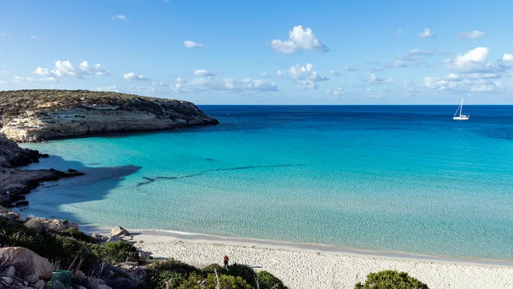 Foto van zee en strand bij Spiaggia dei Conigli te Lampedusa.