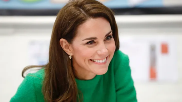 Hertogin Kate neemt familiefoto mee bij schoolbezoek