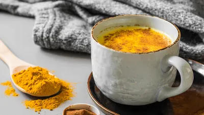 Voorkom die vervelende herfstgriep en geef je immuunsysteem een flinke boost. Ontdek het snelle recept voor een heerlijk warme Golden Milk!