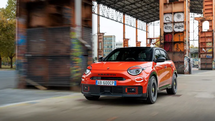 Nieuwe Abarth 600e Competizione levert 280 pk en koppelt racetechniek aan 8 jaar garantie
