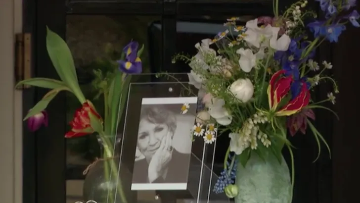 Veel BN'ers bij emotioneel afscheid Kitty Courbois