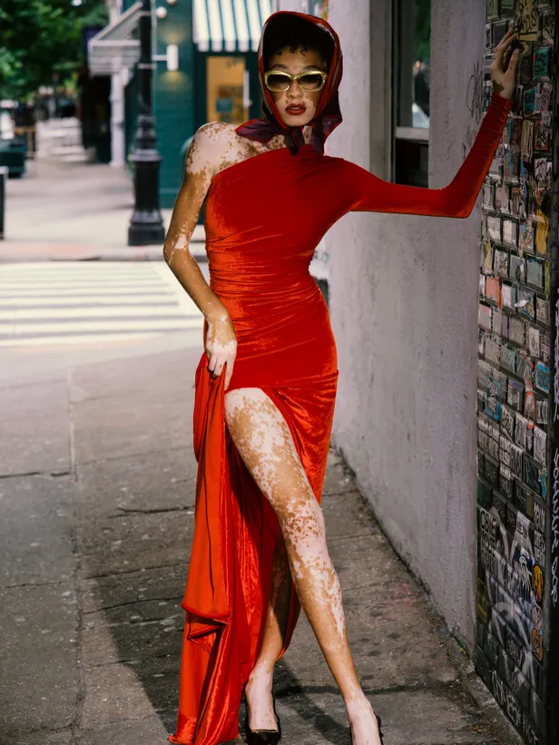 Jurk: Norma Kamali | Sjaal: Yves Saint Laurent | Zonnebril: Christian Dior | Schoenen: Manolo Blahnik
