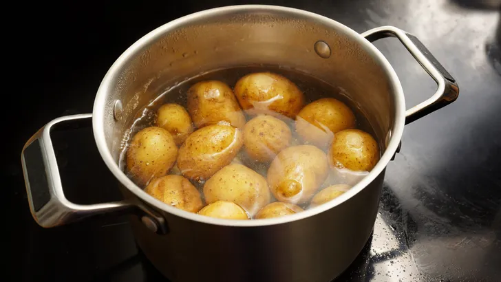Aardappels in water