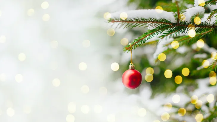 Proef de kerst in Londen: Christian Louboutins kerstboom bij Claridges 