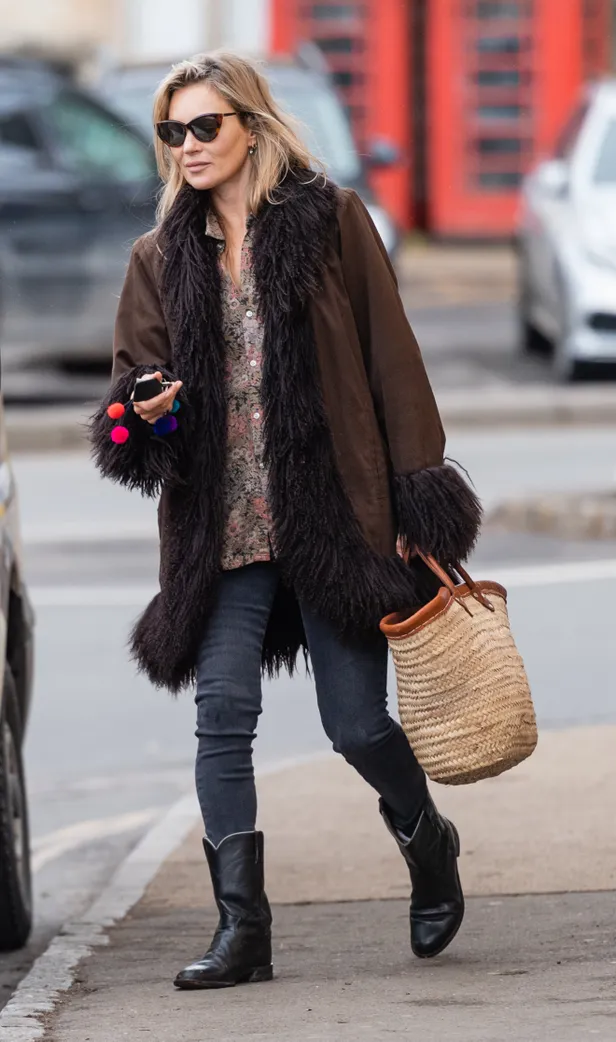 Kate Moss in grijze jeans.