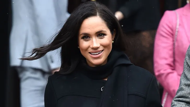 Britse hof woedend op Meghan: 'Een koninklijke schande'