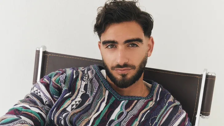 Dertigers-acteur Sia Cyrroes tijdens een shoot in Grazia