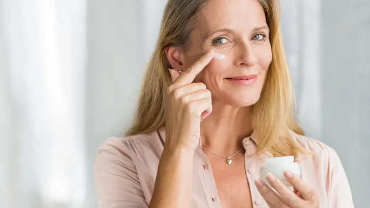 Denk je dat anti-rimpelcrème pas nodig is na je 40e? Een dermatoloog onthult de verrassende leeftijd waarop je écht moet beginnen.