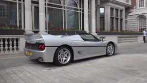 VIDEO: Ferrari F50 met straight pipes laat zich horen in Londen