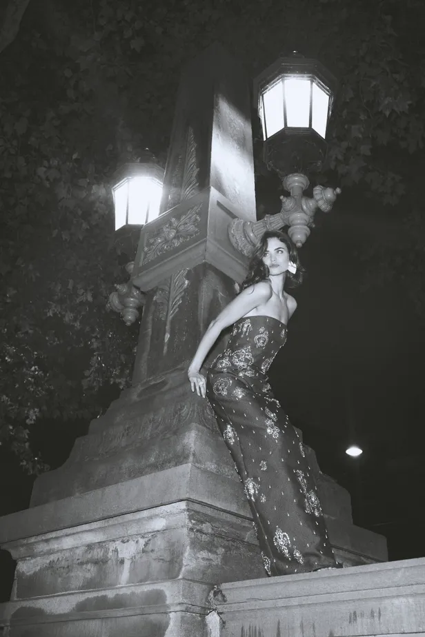 Jurk: Claes Iversen | Oorbel: Margot Bardot | Ring: & Other Stories