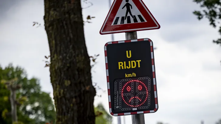 Dit zijn de manieren waardoor je onbewust wordt gedwongen om langzamer te rijden