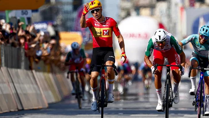 Vier vluchters zetten het peloton te kijk in de rit naar Milaan. Elmar Reinders geeft vooral de motoren voor de kopgroep de schuld dat het geen sprint werd in de modestad.