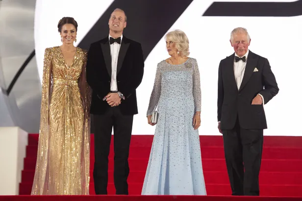 Prinses Kate met prins William, koningin Camilla en koning Charles bij de James Bond-première in 2021.