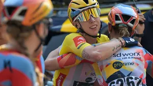 Lorena Wiebes heeft de eerste etappe van de Tour de France Femmes geworden. Hoewel de finale lastig was, maakte ze het met verve af.