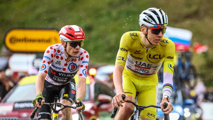 jonas vingegaard in de bollentrui in het wiel van tadej pogacar in de gele trui