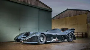 Zeven meter lange Batmobile met kenteken te koop