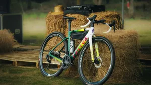 Een gravelbike met een bidon erin