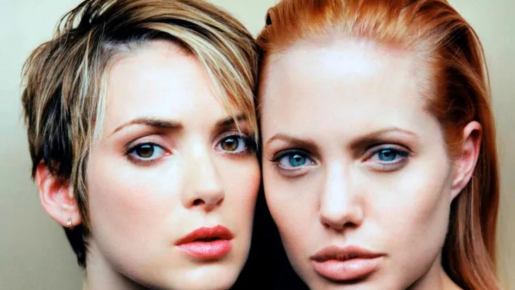 Winona Ryder met een pixie cut en Angelina Jolie met lang haar in de jaren '90.