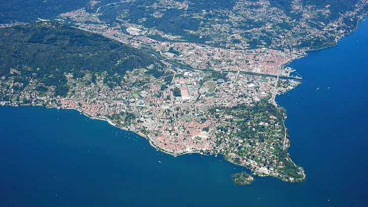 Luchtfoto van de stad Verbania aan het Lago Maggiore.