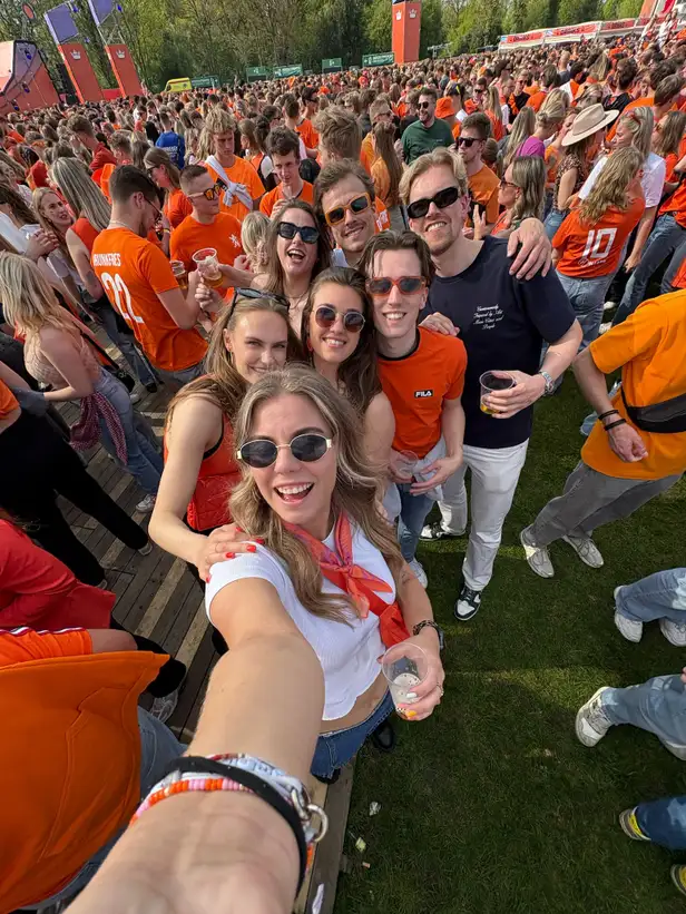 Een groep vrienden in het oranje 