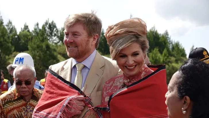 Waarom koningin Máxima twee handschoenen in Indonesië droeg